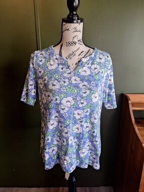 🌸Croft & Barrow Blue Floral V-Neck Short Sleeve Top